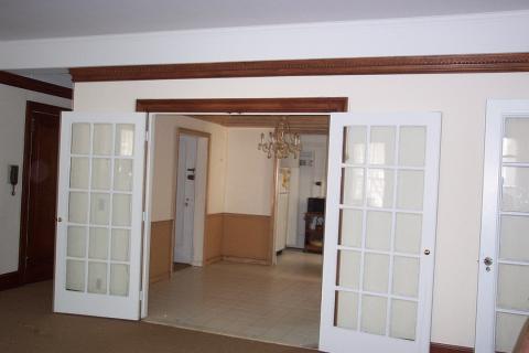 Unique opportunity to LIVE IN A LANDMARK, PREWAR, 24 HOUR ELEVATOR ATTENDED building off PARK AVE. IN THE LOW 80’S!  SUNNY, SPACIOUS...  CONVERTIBLE 3 BEDROOMS/2BATHS...GUT RENOVATED/CENTRAL AC...GRAN