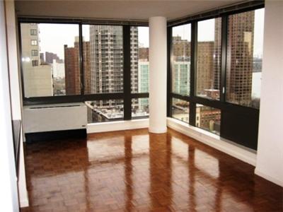 This Apt home comes complete with full-sized washer and dryer,oak parquet floors,individually controlled heating and air conditioning, and high-speed telecommunication options.The unparalleled ameniti