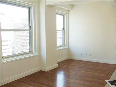 This Building recalls its elegant Art Deco heritage with luxury concierge and valet services while offering contemporary amenities such as broadband Internet access, health club with Technogym equipme