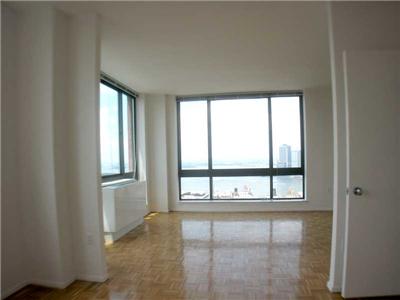 The openness and space are overwhelming as you walk through this 3 bedroom dream space. Oversized windows overlooking the city make you feel like king or queen of all you can see. Entertainers dream s