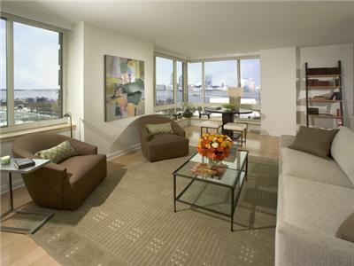 Live where the energy of Tribeca joins the tranquility of the riverfront parks and a remarkable green residential oasis. This environmentally advanced home with dining area combines sophisticated tech