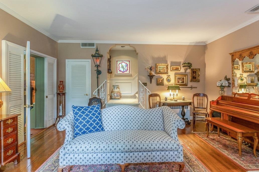 19 Knox Place Is A Charming And Lovingly Maintained Dutch