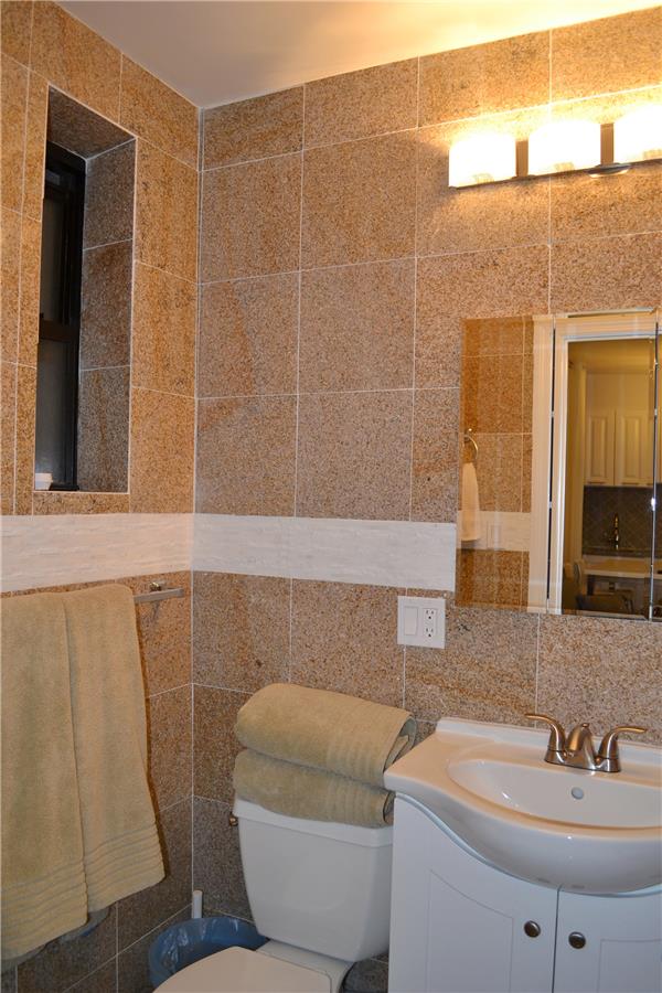 Nicely furnished 2 bedroom in Renovated Building-Close to Subwa