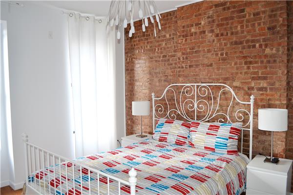 Nicely furnished 2 bedroom in Renovated Building-Close to Subwa