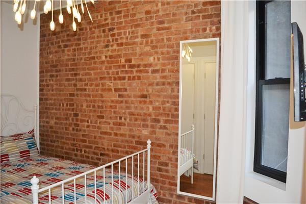 Nicely furnished 2 bedroom in Renovated Building-Close to Subwa