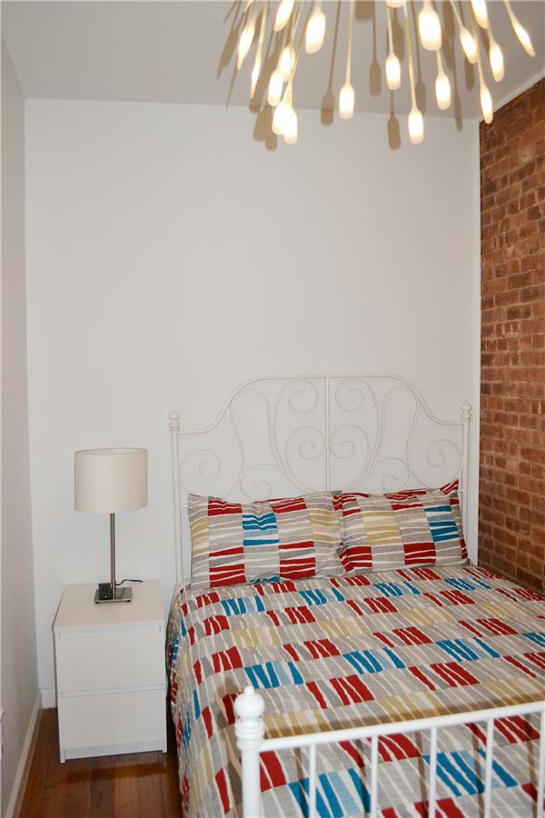 Nicely furnished 2 bedroom in Renovated Building-Close to Subwa