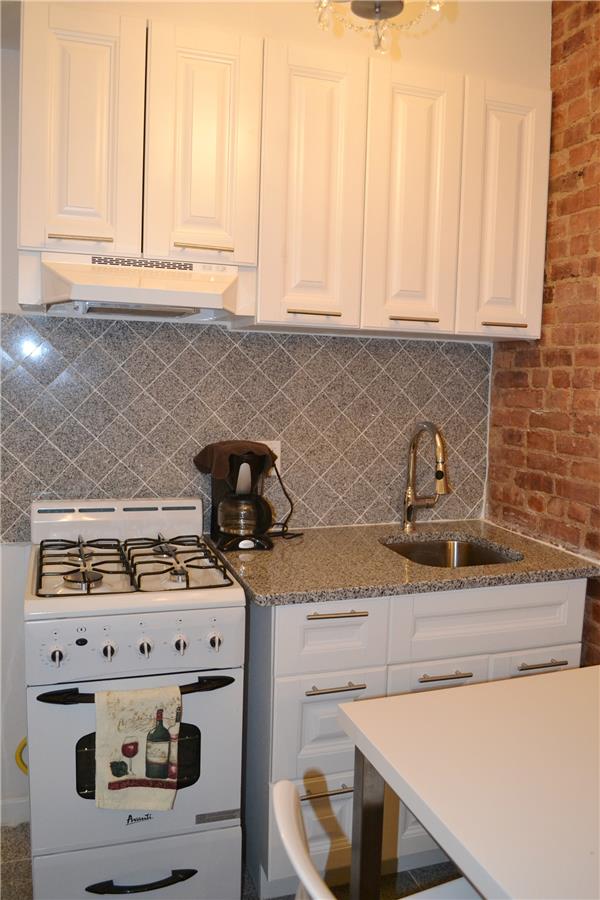 Nicely furnished 2 bedroom in Renovated Building-Close to Subwa