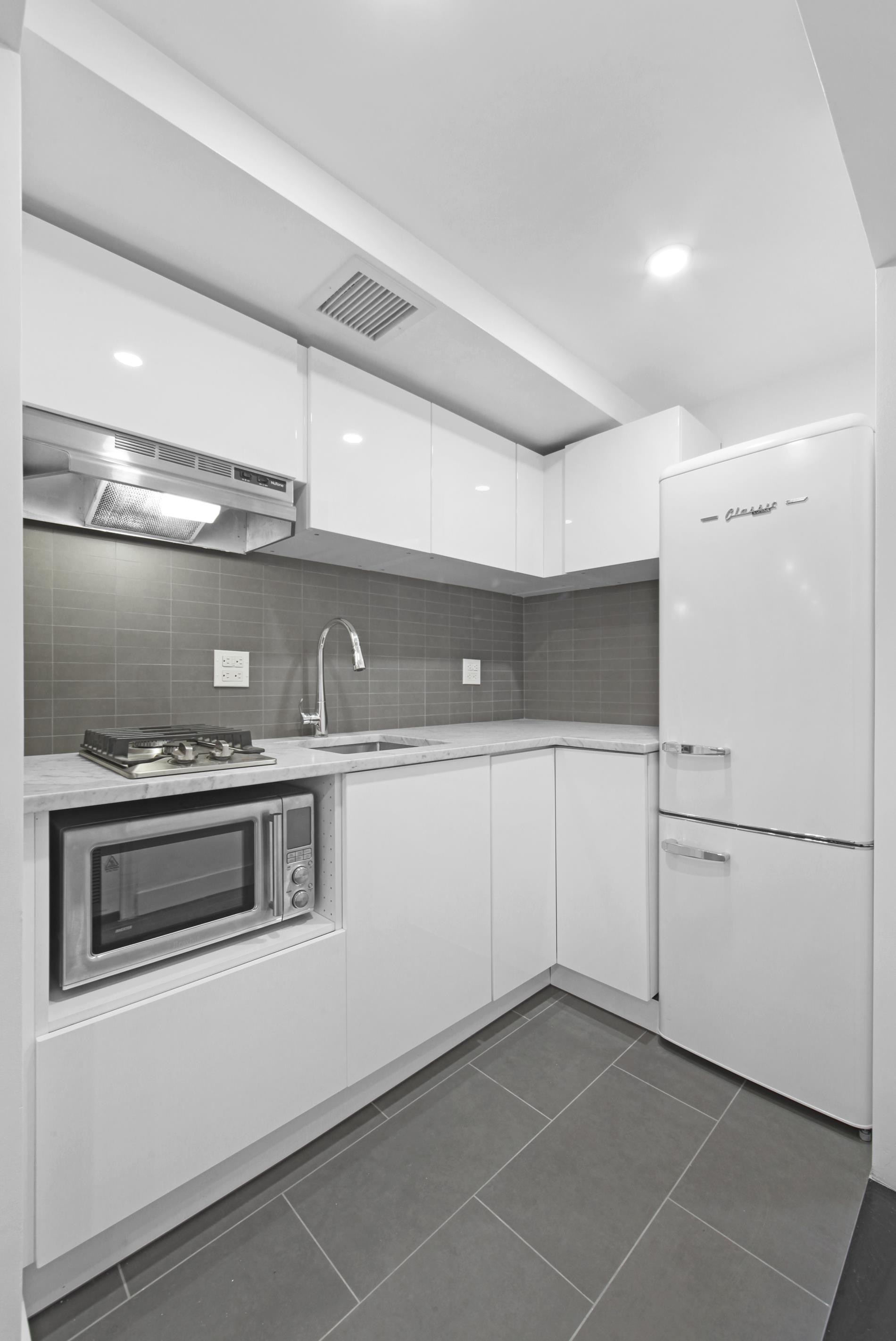 61 West 69th Street GARDEN Lincoln Square New York NY 10023