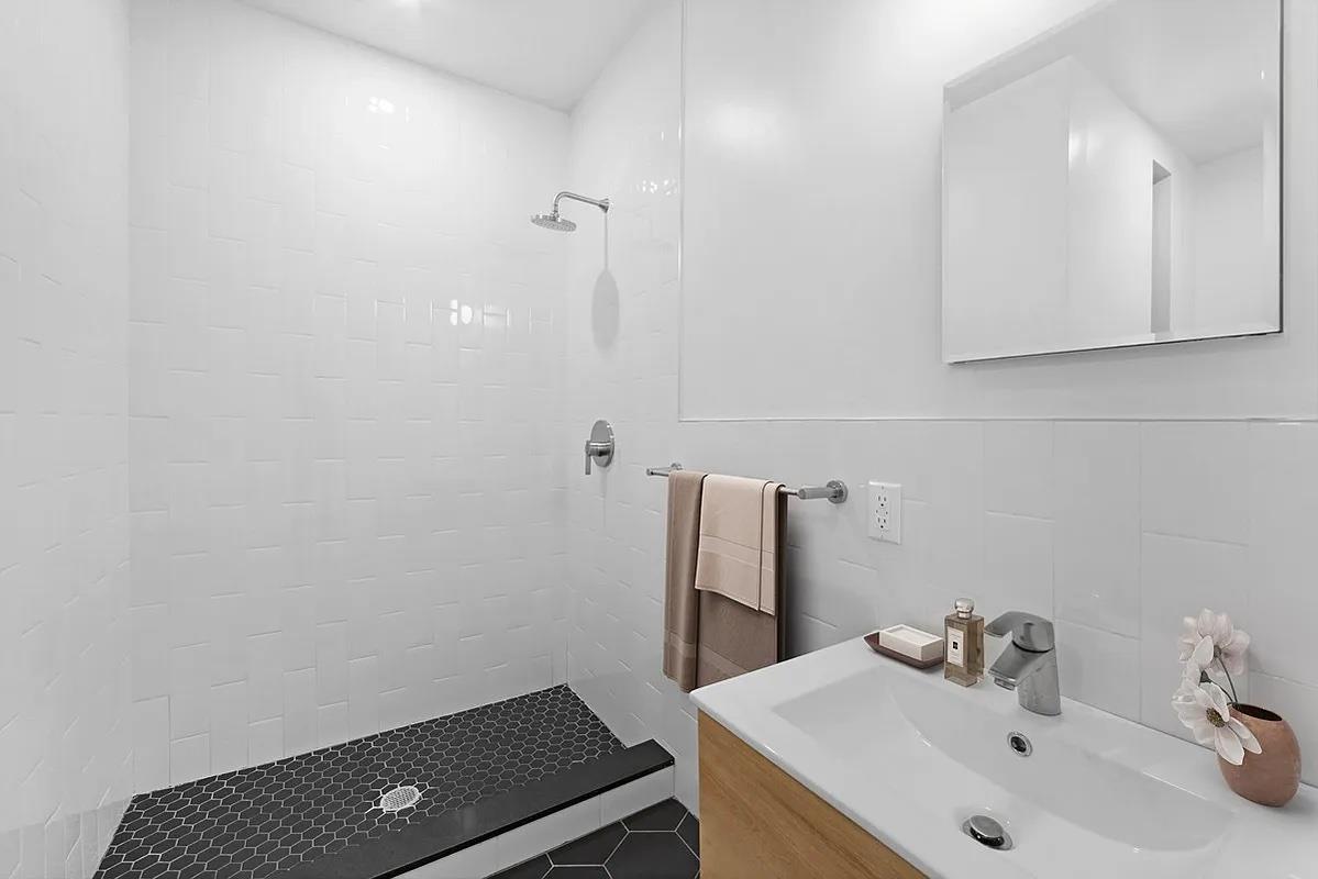 27 Saint Marks Place 2CD E. Greenwich Village New York NY 10003