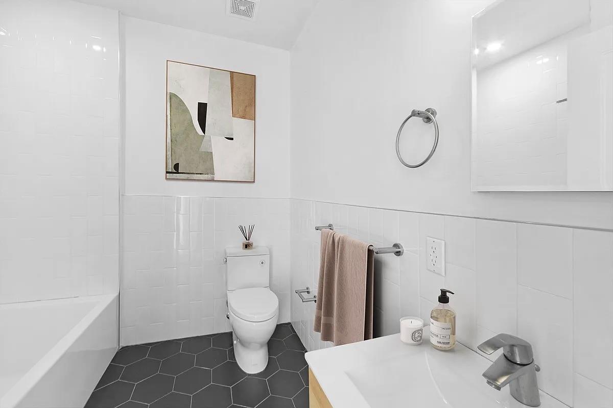 27 Saint Marks Place 2CD E. Greenwich Village New York NY 10003