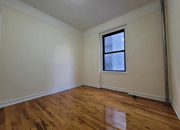 21-27 33rd Street 3A Steinway-Ditmars Queens NY 11105