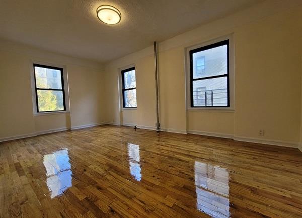 21-27 33rd Street 3A Steinway-Ditmars Queens NY 11105