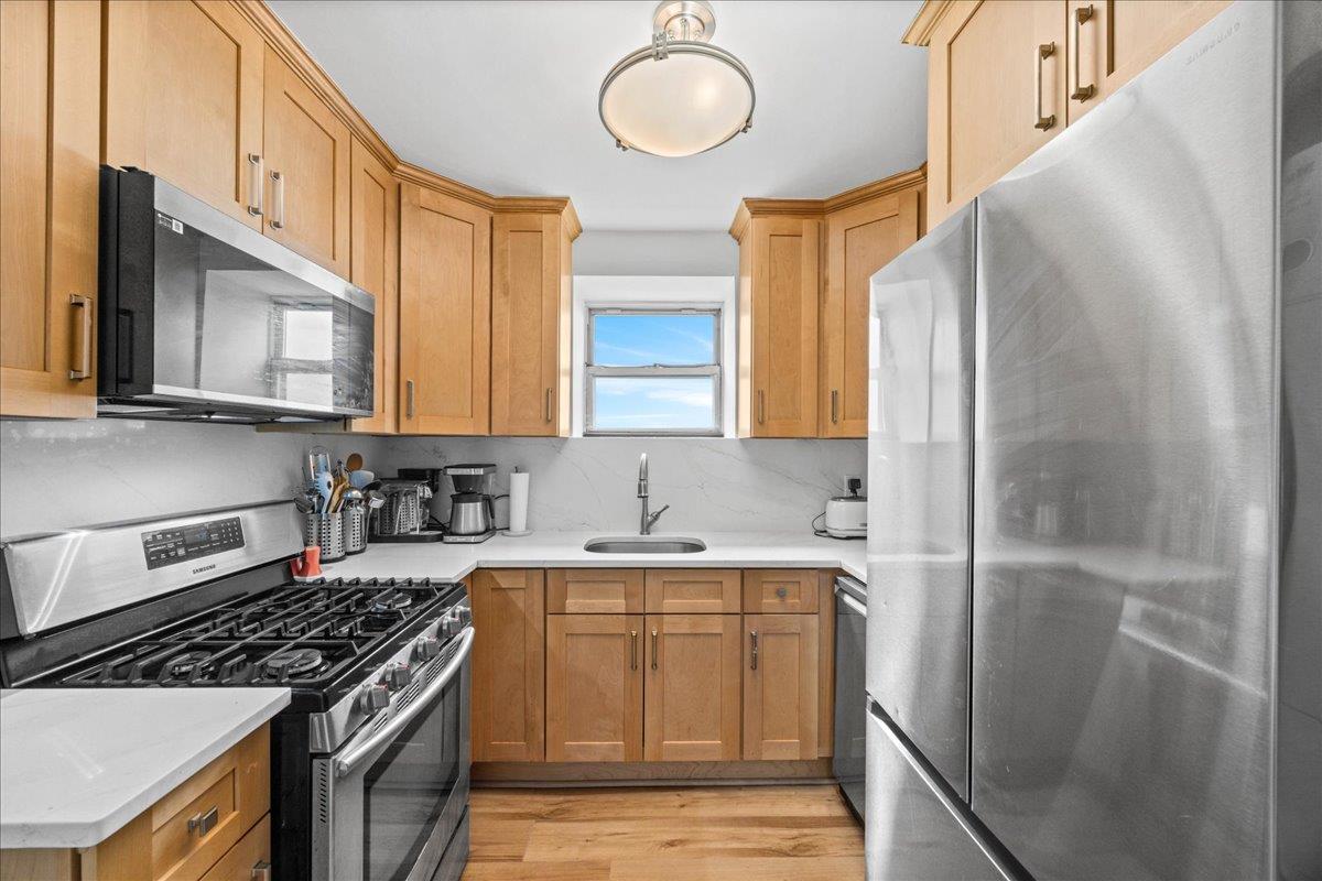 5700 Arlington Avenue 18-V Riverdale Bronx NY 10471