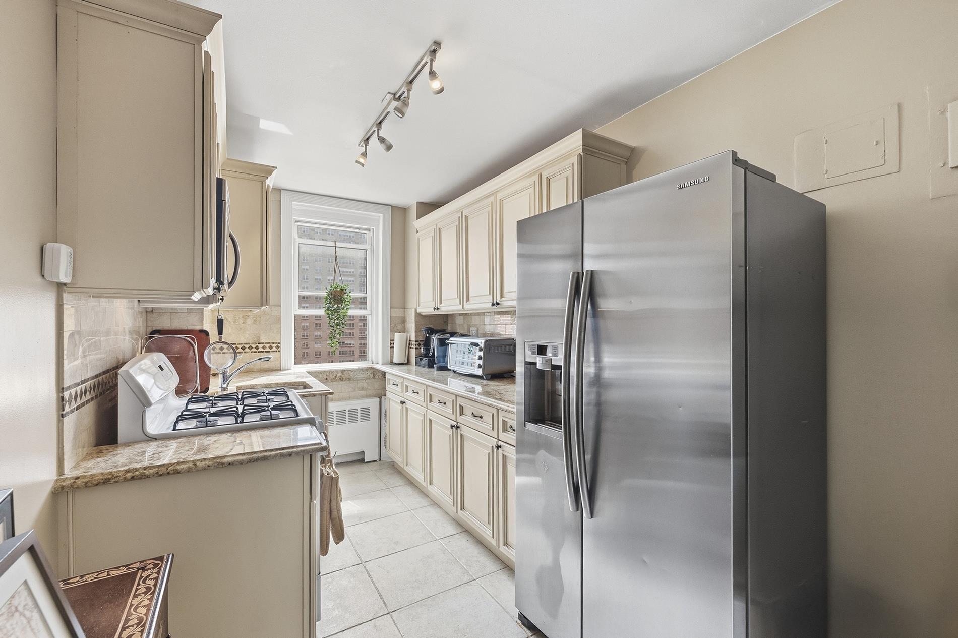60 Knolls Crescent 10-L Spuyten Duyvil Bronx NY 10463