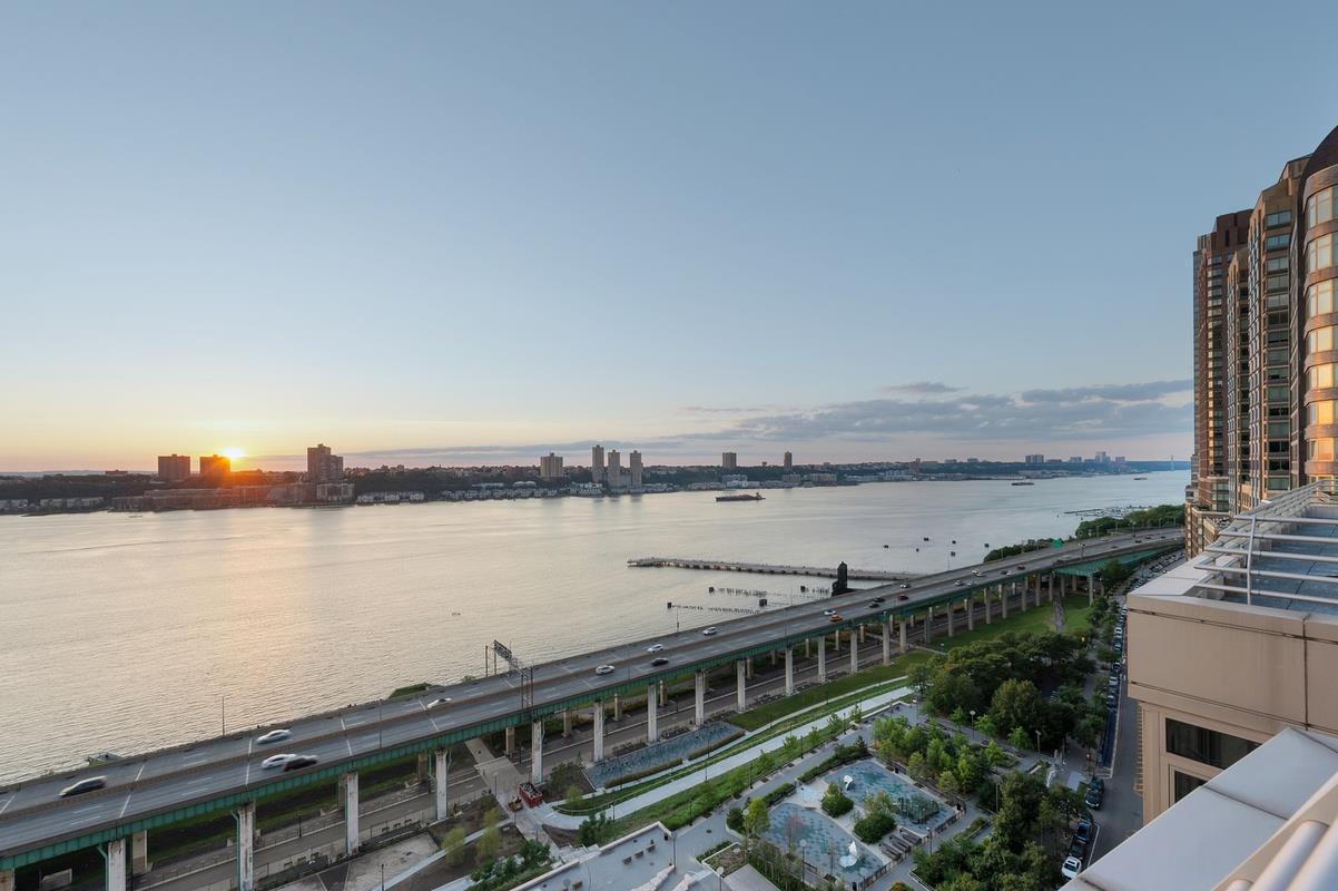 120 Riverside Boulevard, #4R