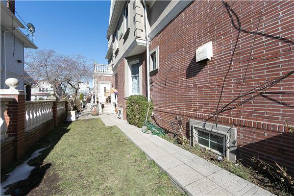 7801 Ridge Boulevard, #BUILDING