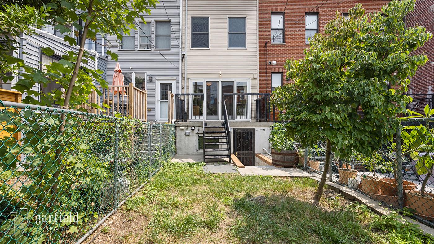 26 E 4th St