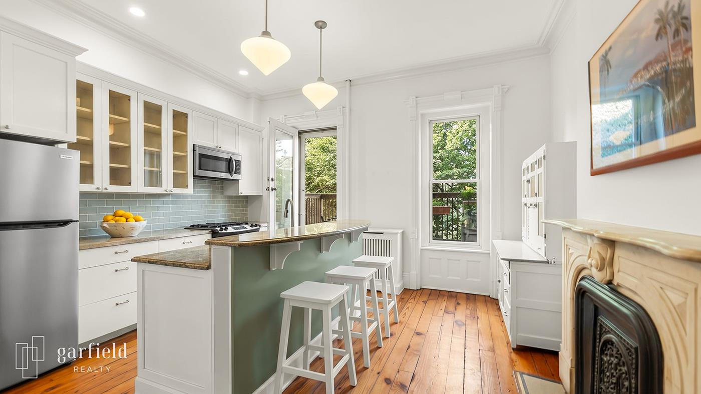 390a 6th Ave