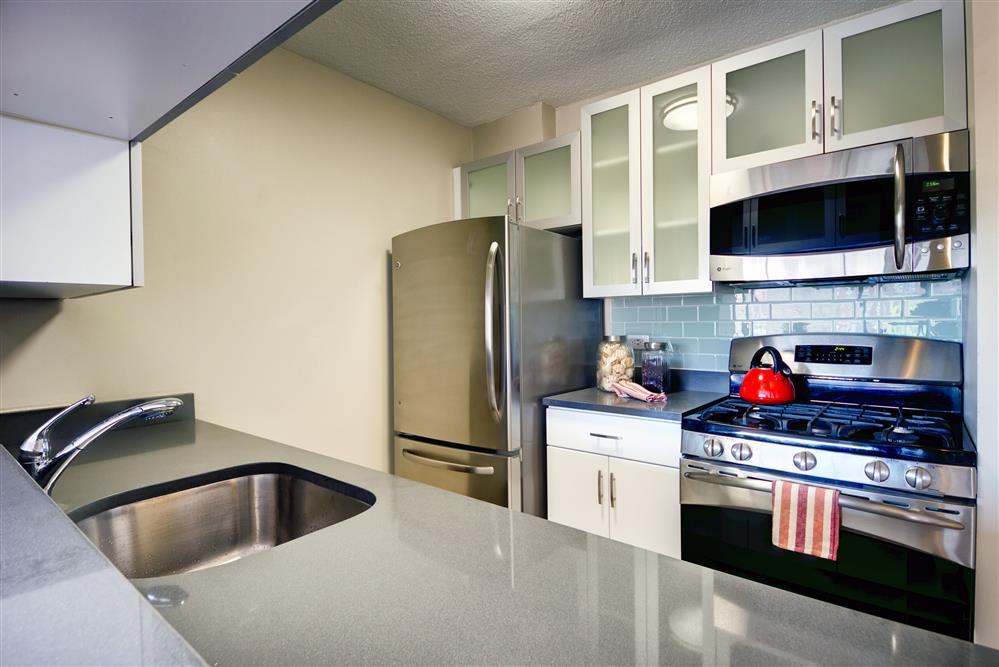 Best West 80s 1000 sf Terraced Apt w/ 2 beds