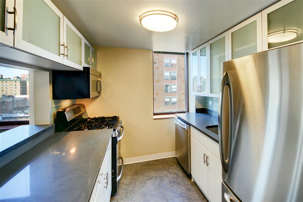 Best West 80s 1000 sf Terraced Apt w/ 2 beds