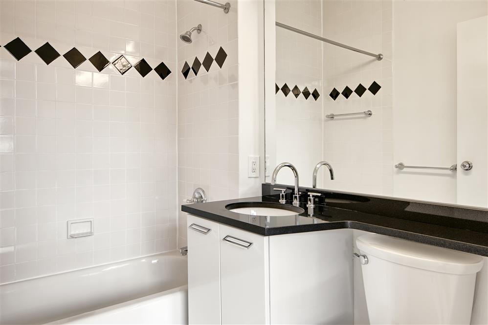 Best West 80s 1000 sf Terraced Apt w/ 2 beds