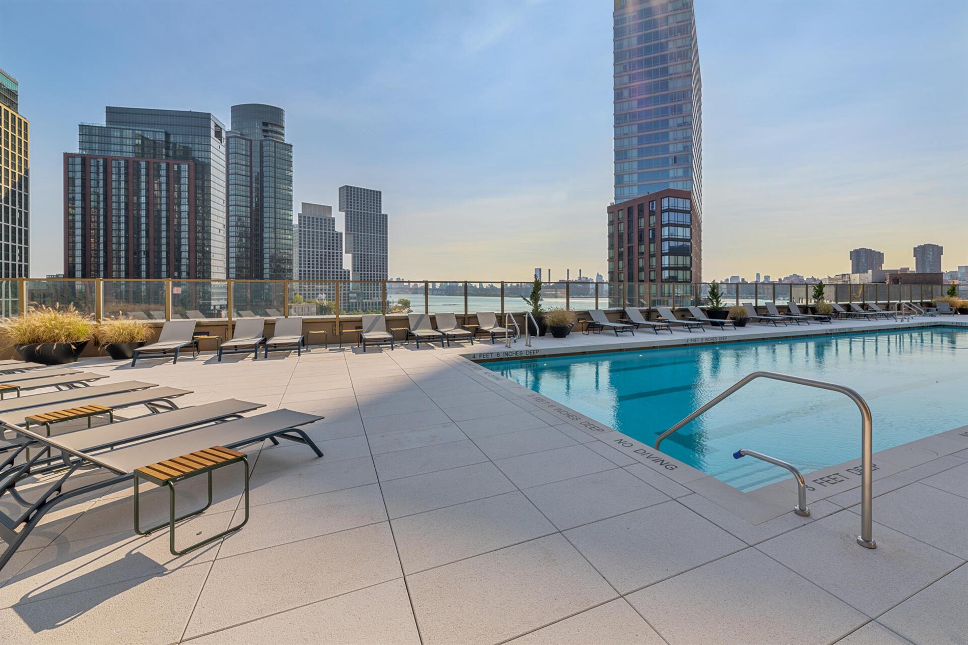 Hunters Point NO FEE FREE RENT WD