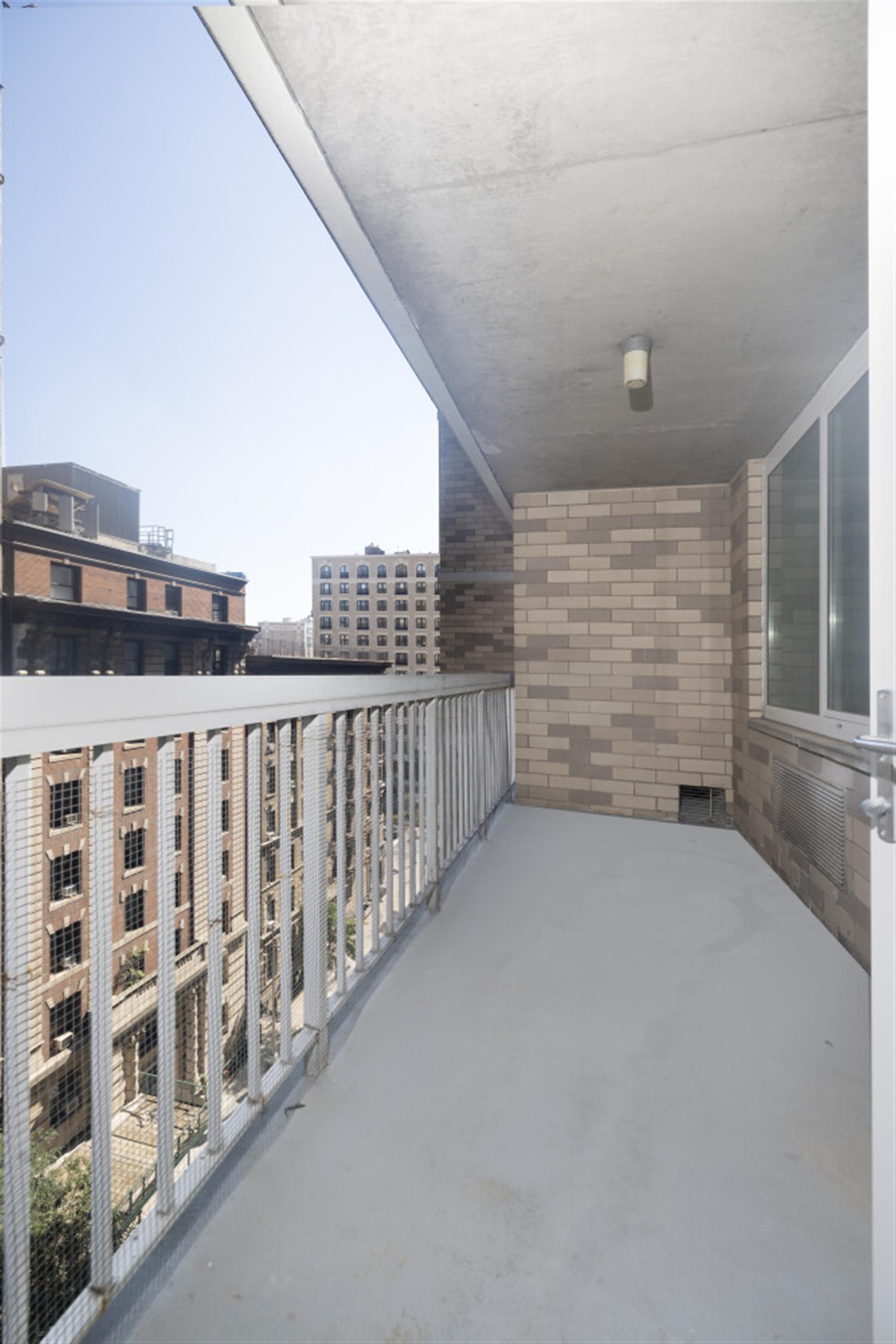 424 West End Ave, 14007